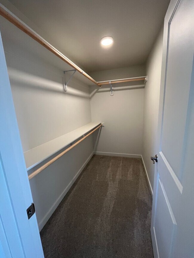Building Photo - 3-bedroom 2-1/2 bathroom home