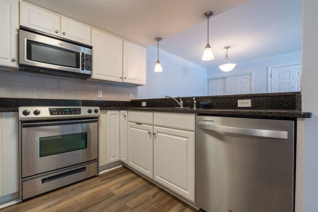 Building Photo - MOVE IN READY 2-bedroom in Virginia Beach!