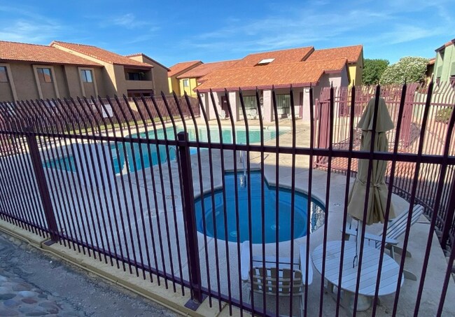 Building Photo - 2182 N Pantano Rd