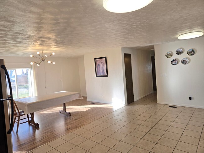 Building Photo - LIght Filled Rambler-Flexible lease term-