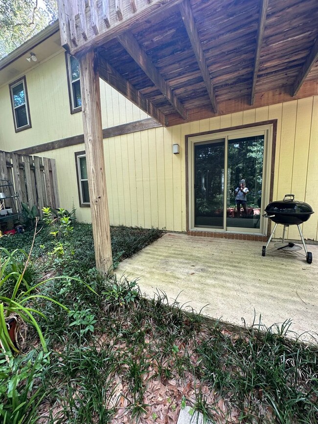 Building Photo - Spacious downstairs 2Bed/1 Bath in Killear...