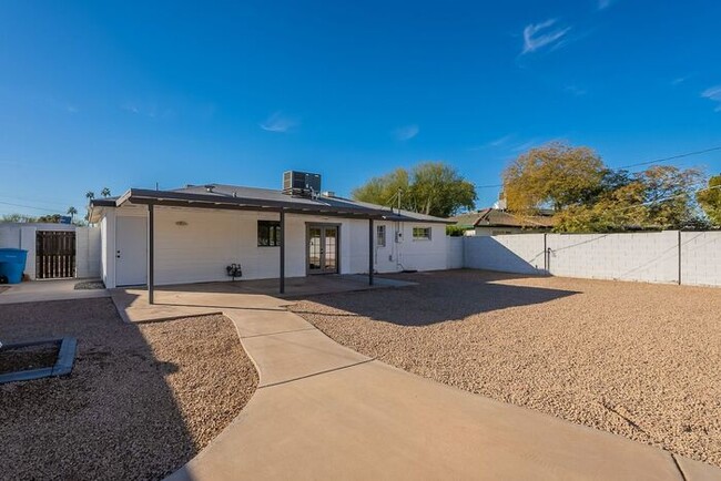 Building Photo - Stunning 2 Bed 2 Bath Home in Uptown Phoenix