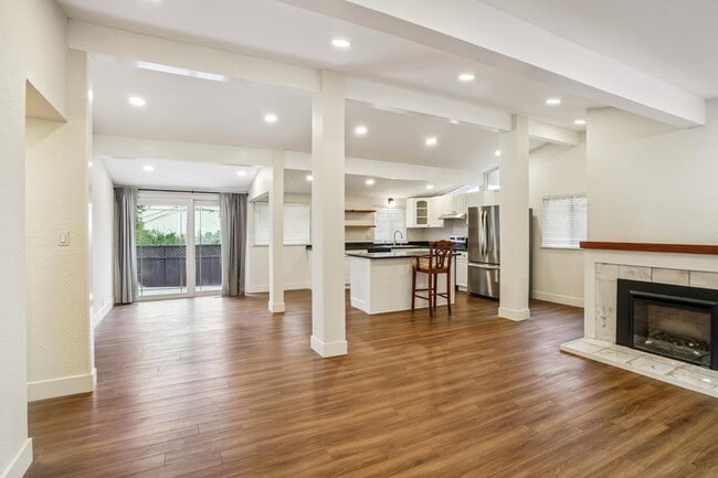 Building Photo - 6900 Thornhill Dr