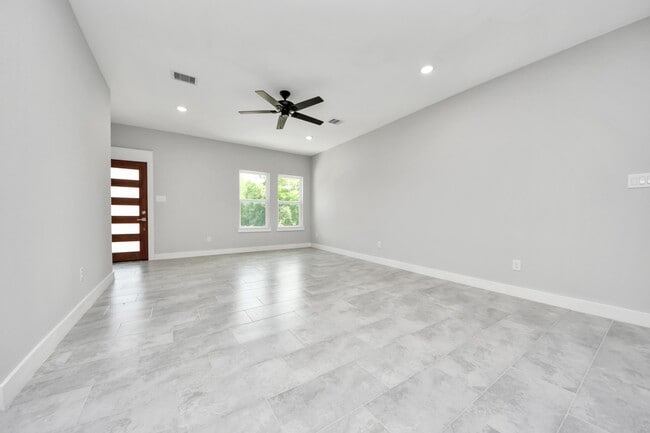 Building Photo - 1307 Laskey St