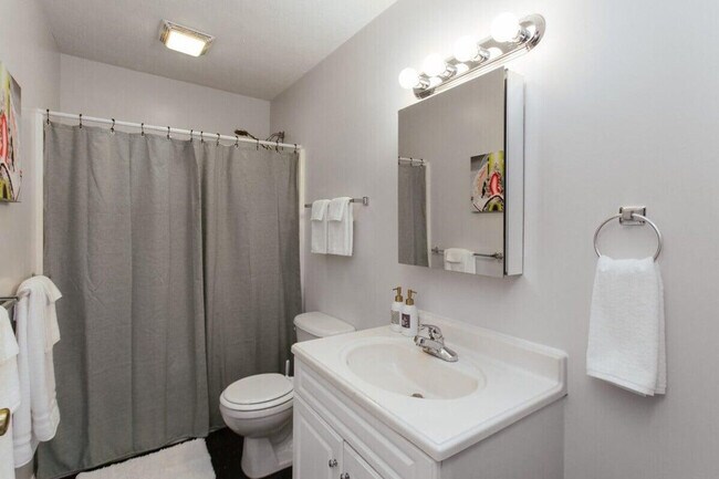 Building Photo - 672 Barber St