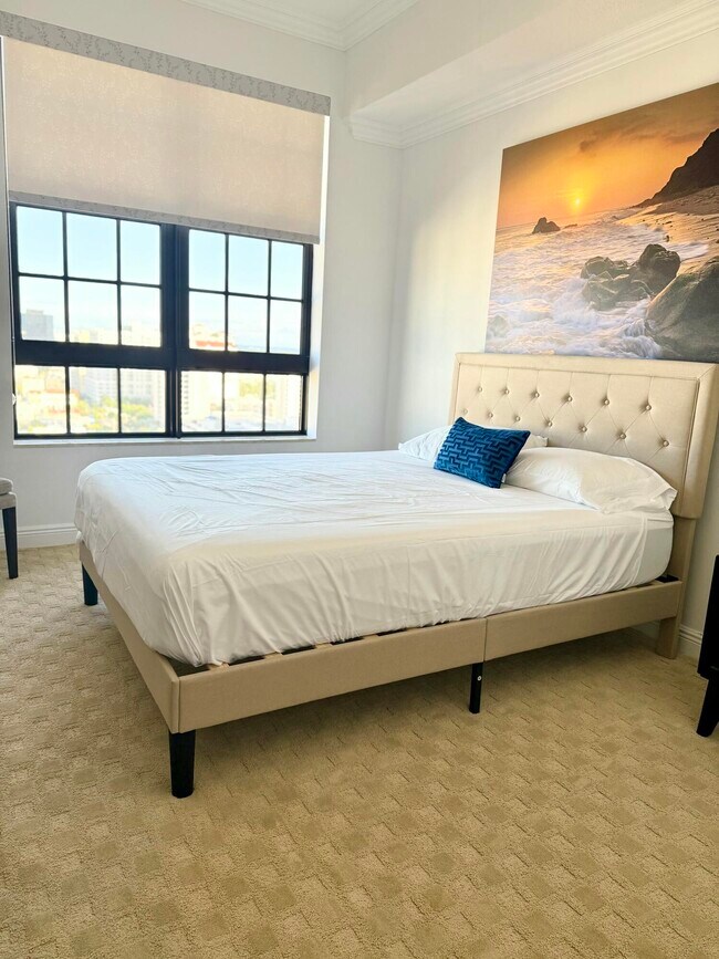 Building Photo - 701 S Olive Ave