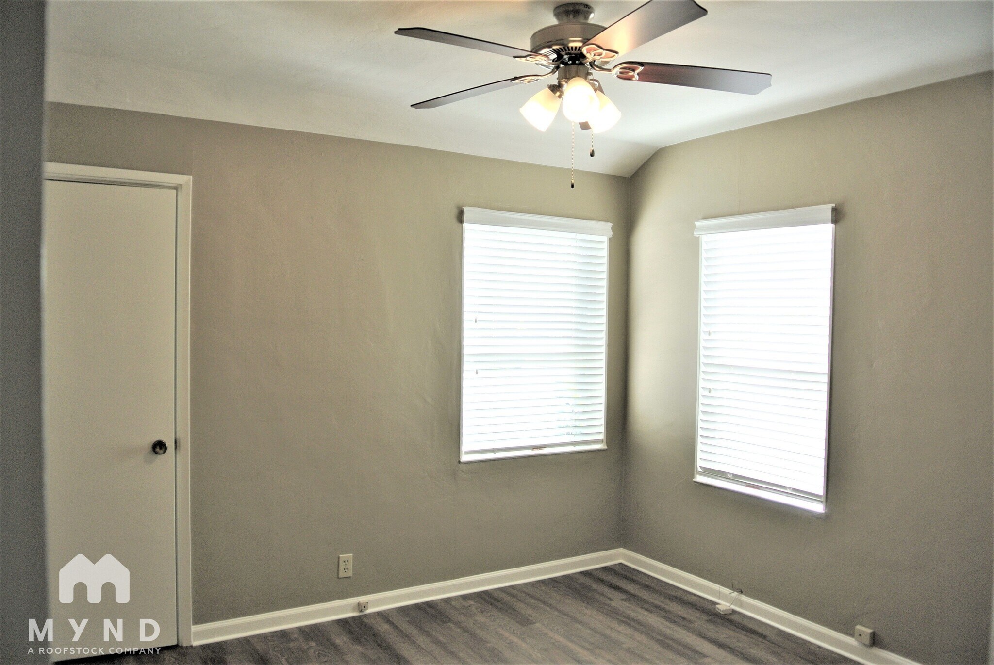 Building Photo - 2141 Royal Oaks Dr