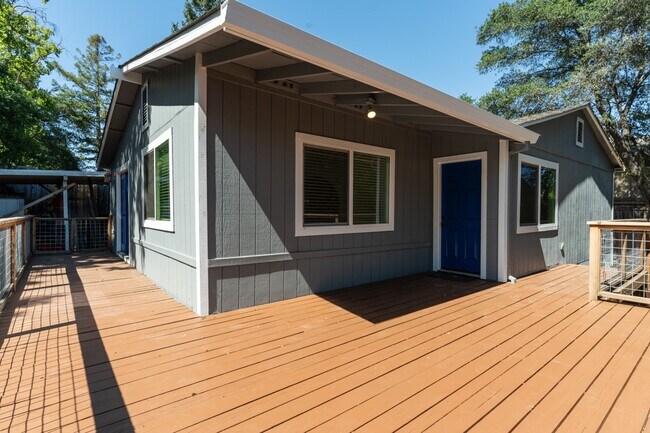 Building Photo - 300 IOLI Ranch Cir