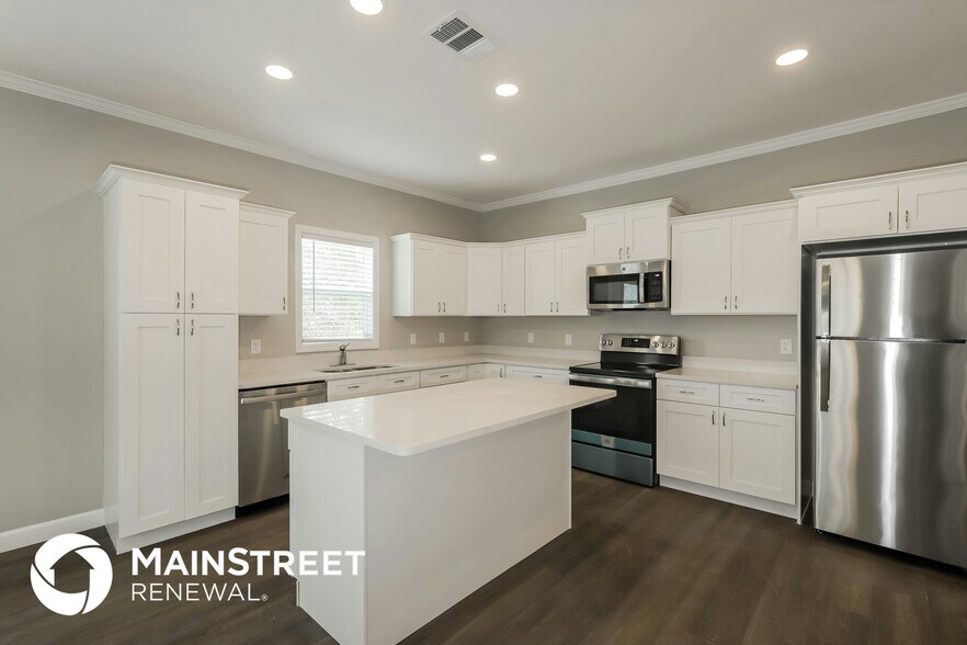 Building Photo - 513 Emma St