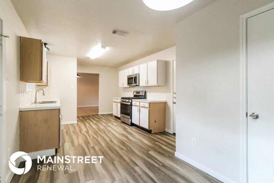 Building Photo - 18442 Hollow Oaks Cir