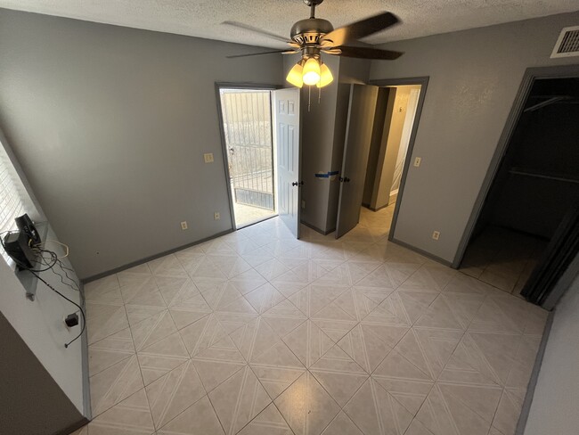 Building Photo - 609 Barcelona Dr