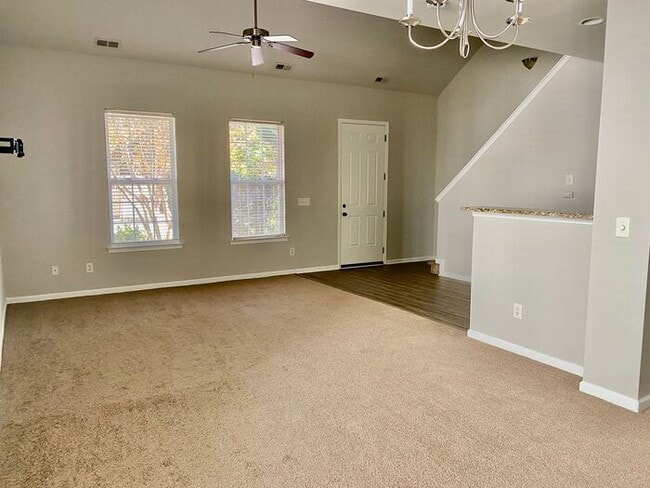 Building Photo - 1bd/1bath with a great loft in a perfect area!