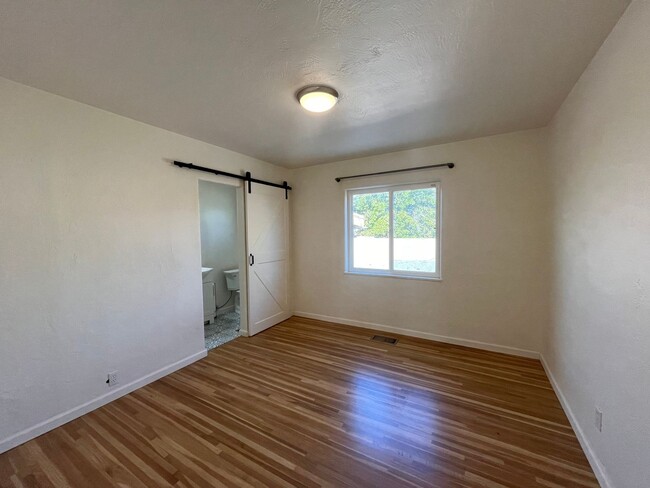 Building Photo - Spacious 2 Bedroom 3 Bathroom Home In ABQ!