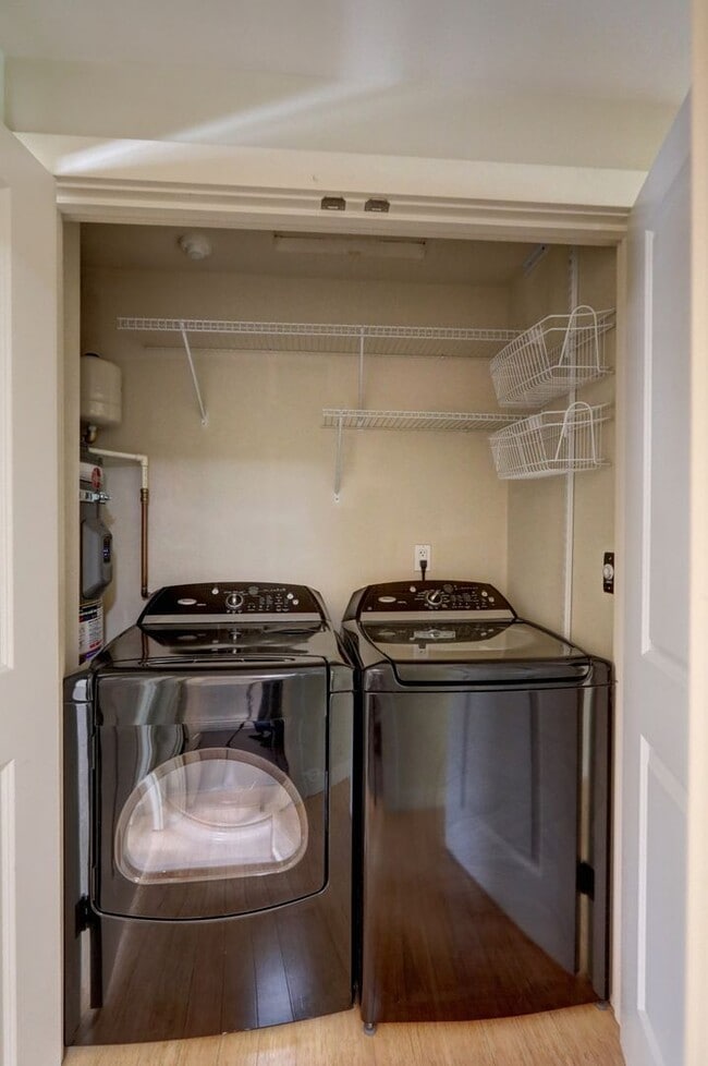 Building Photo - Beautiful Top Floor 1BR 1BA Condo in The B...