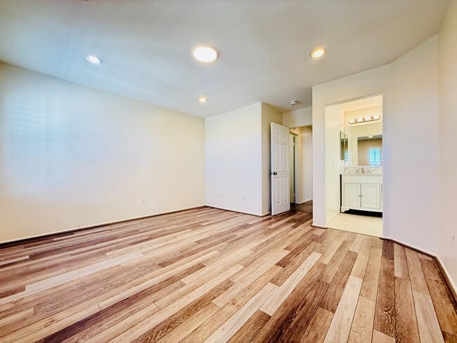 Building Photo - 44608 Avenida Linda