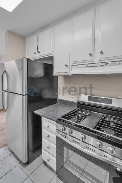 Building Photo - Unit 5