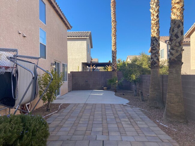 Building Photo - 2630 Heathrow St