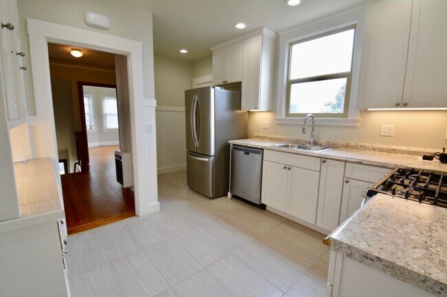 Building Photo - Beautifully Restored, Historic 3 BR + Bonus Room | 1 BA home in the Parkside/Sunset District