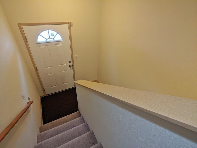 Building Photo - Townhouse, 2BD/1.5BA Condo, Radiant Heat Floors Incl Garage