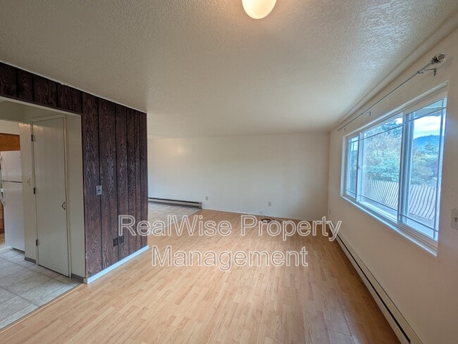 Building Photo - 84 SE Grape Ave