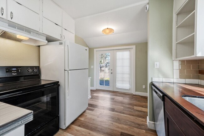 Building Photo - Sanders Beach home 3 bed 2 bath with second living room