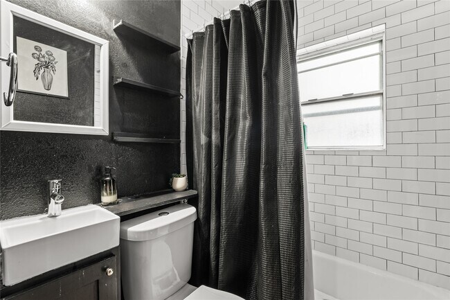 Building Photo - 3312 Greenbriar Dr