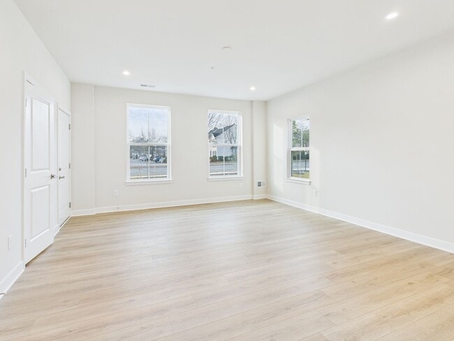 Building Photo - 8029 Lake Laurel Ln