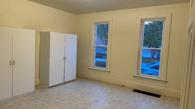 Building Photo - 412 E 5th St