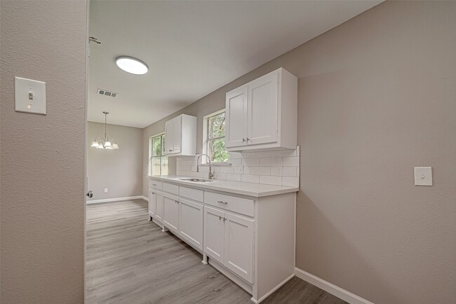 Building Photo - 8619 Valley Meadow Dr