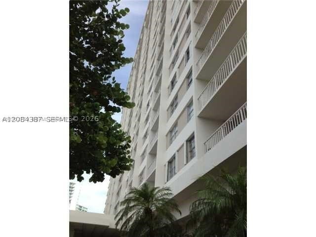 Building Photo - 300 Bayview Dr