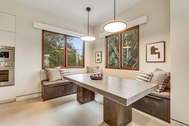 Building Photo - 8070 La Jolla Scenic Dr N