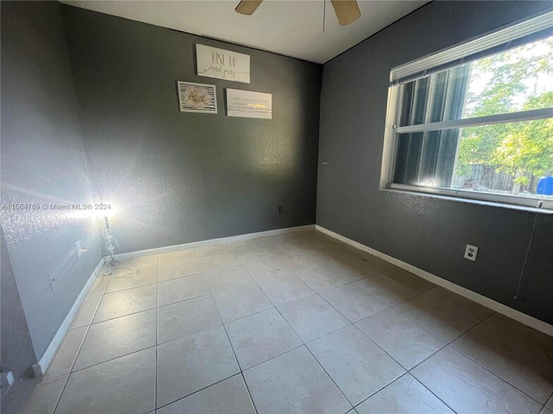 Building Photo - 3421 SW 12th Ct