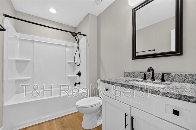 Building Photo - 623 W 39th St