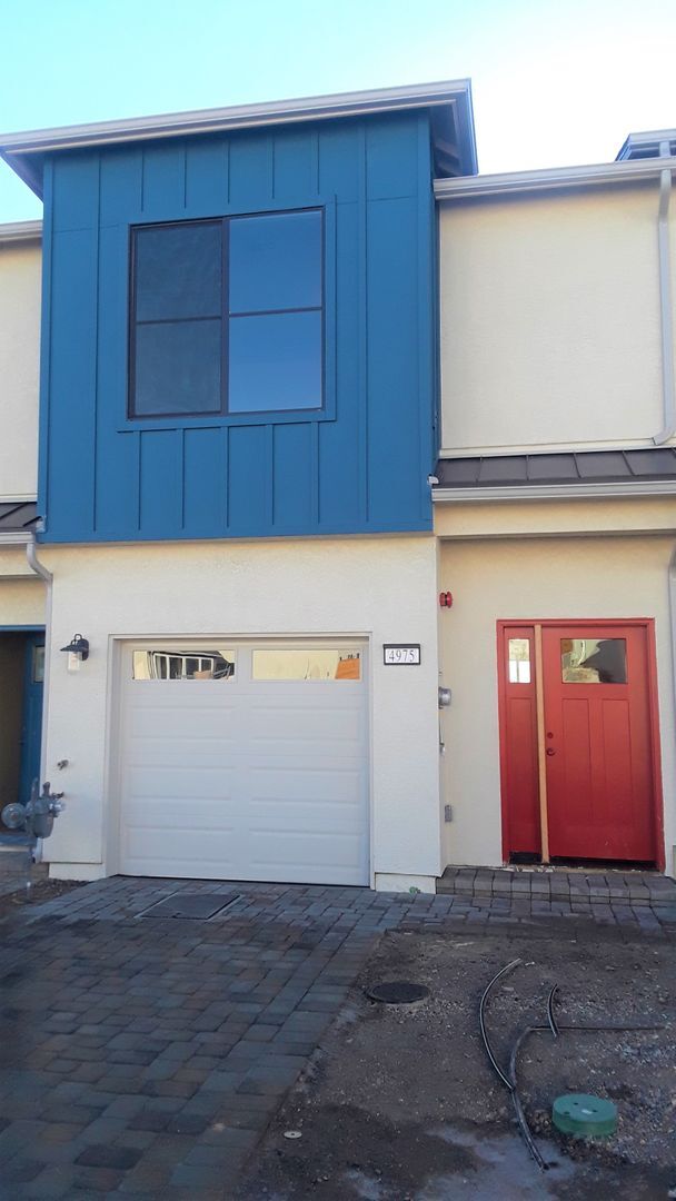 Building Photo - spacious 2 bedroom and 2.5 bath newer town...