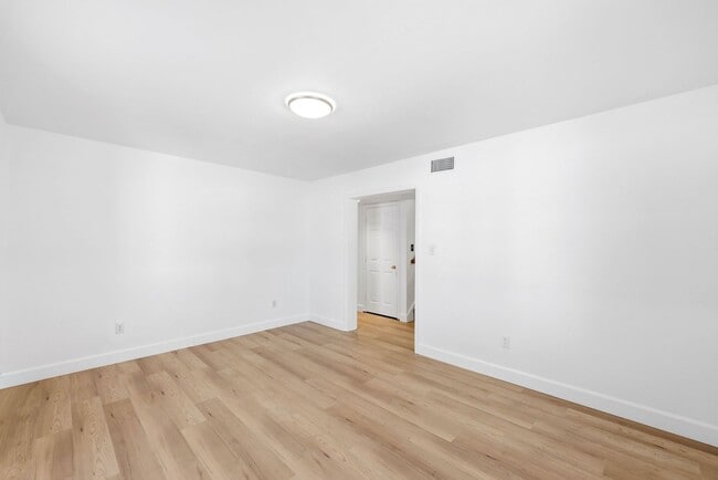 Building Photo - 3 Bedroom 2.5 Bathroom 1 car garage Single Family Home