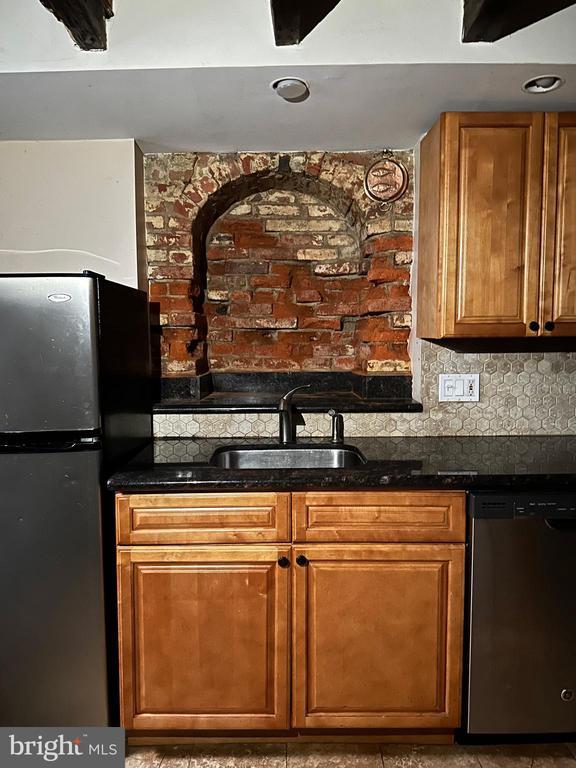 Building Photo - 623 S American St