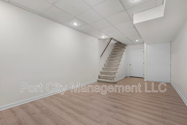 Building Photo - 634 S Curley St
