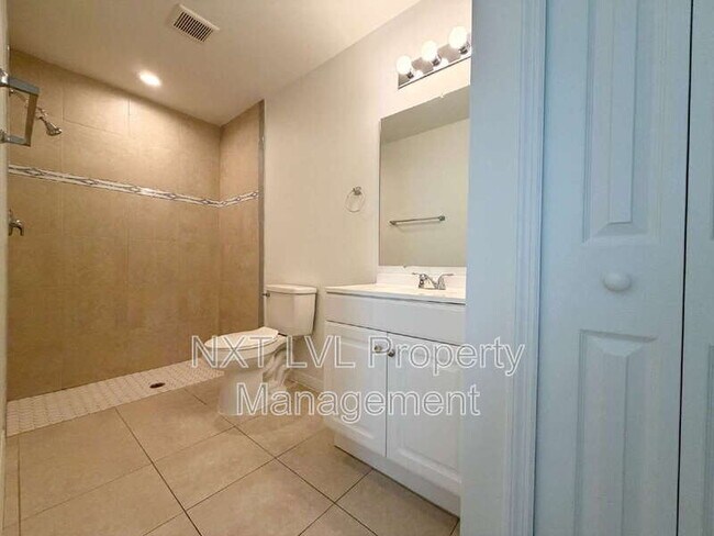 Building Photo - 842 SW 39th Terrace