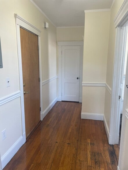 Building Photo - 352 Riverway