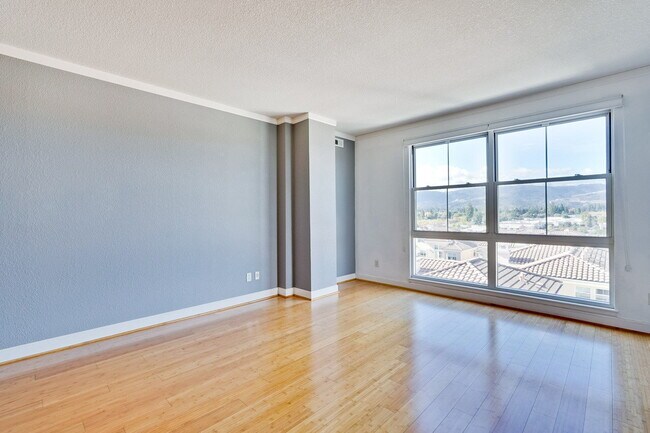 Building Photo - Large 2BR/2BA Condo with Spacious Balcony ...