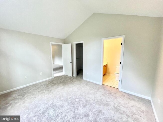 Building Photo - 74 Albertson Ct