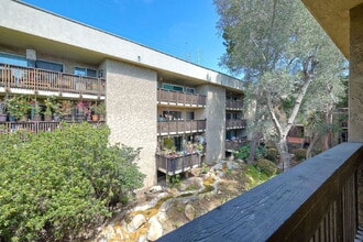 Building Photo - 1/2 off 1st month rent move in special at the Bluffs!!!