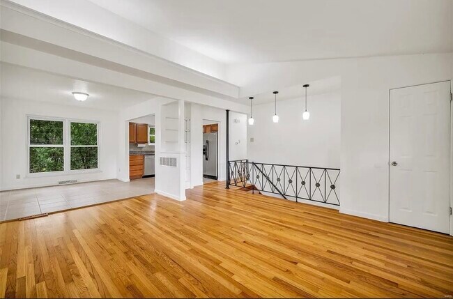 Building Photo - 2437 Pinehurst Dr