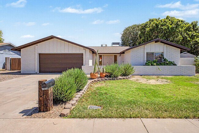 Building Photo - Great Tempe Home with Diving Pool