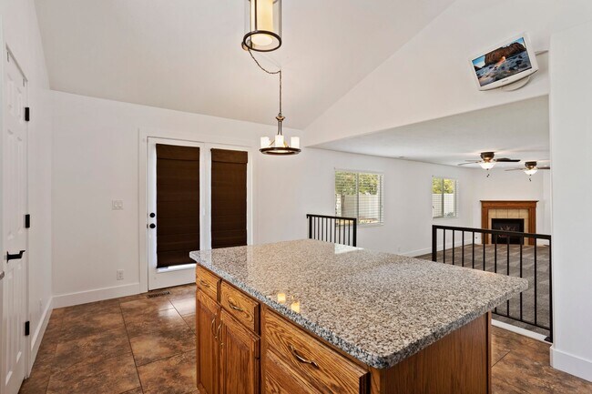 Building Photo - Spacious 4 Bedroom 3 Bathroom Layton Home