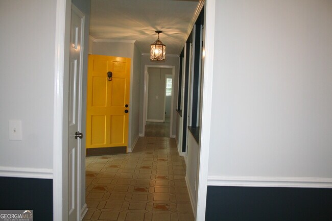 Building Photo - 2075 Pinewood Dr