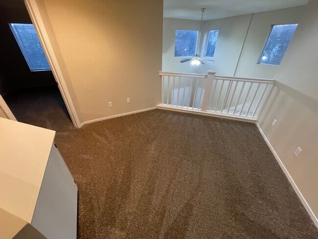 Building Photo - Wonderful Home Close to Shopping and Public Transportation.