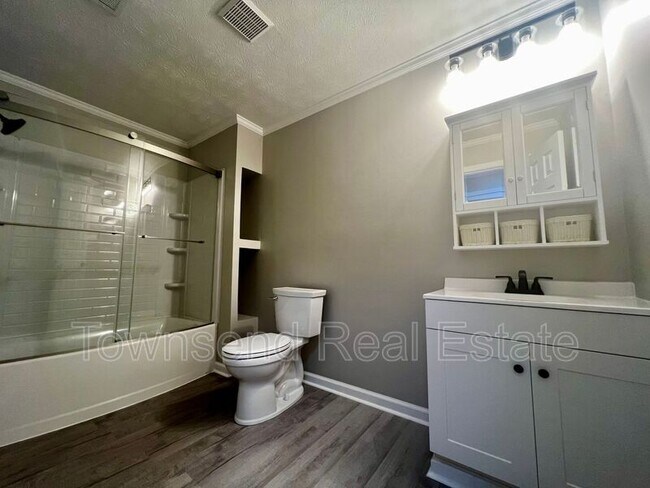 Building Photo - 5853 Century Oaks Dr