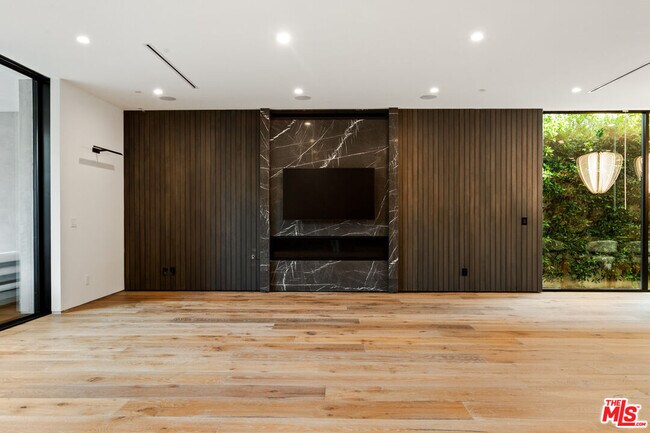 Building Photo - 738 N Harper Ave