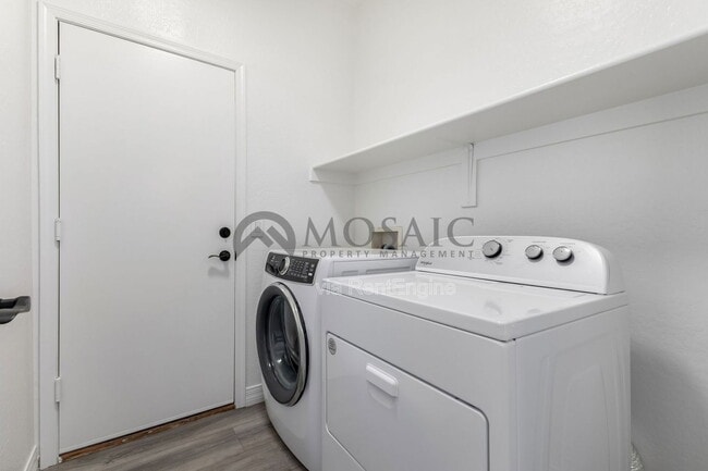 Building Photo - 4287 E Del Rio St